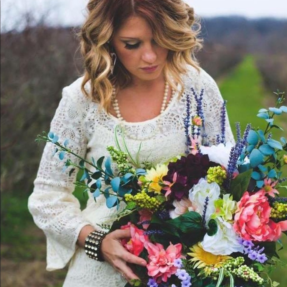A M E R I C A N  E A G L E • bell sleeved lace